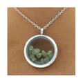 Miniatyrbild 3 av 3: Stenar och mineraler. Rå Demantoid Granat Halsband. Medaljong modell 25 mm. Silverfärg.