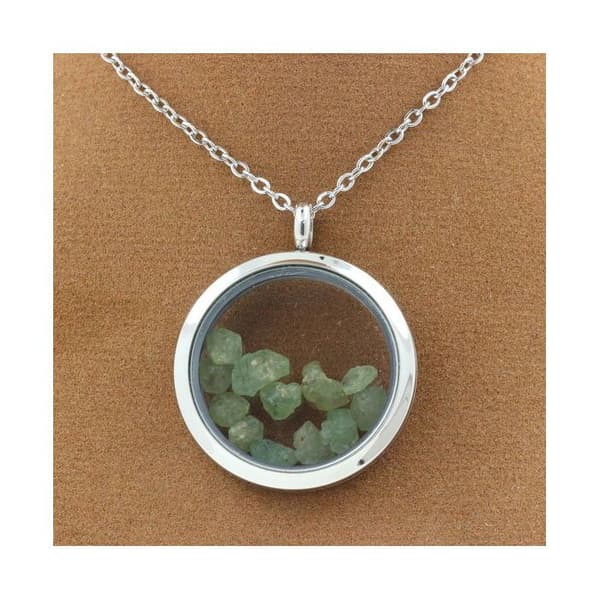 Stenar och mineraler. Rå Demantoid Granat Halsband. Medaljong modell 25 mm. Silverfärg.