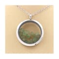 Miniatyrbild 2 av 3: Stenar och mineraler. Rå Demantoid Granat Halsband. Medaljong modell 25 mm. Silverfärg.