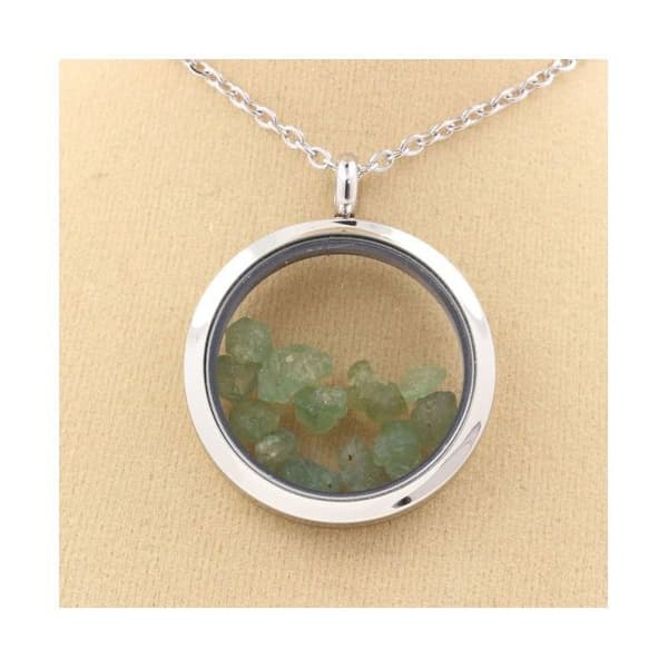 Stenar och mineraler. Rå Demantoid Granat Halsband. Medaljong modell 25 mm. Silverfärg.