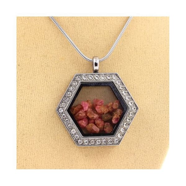 Stenar och mineraler. Rå Spinel Halsband. Hexagon modell.