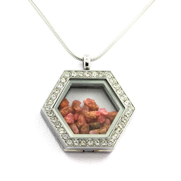 Stenar och mineraler. Rå Spinel Halsband. Hexagon modell.