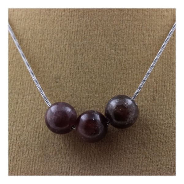 Collier - Ett smycke - 3 rubinpärlor - Rostfritt stål - 8 mm - Unisex