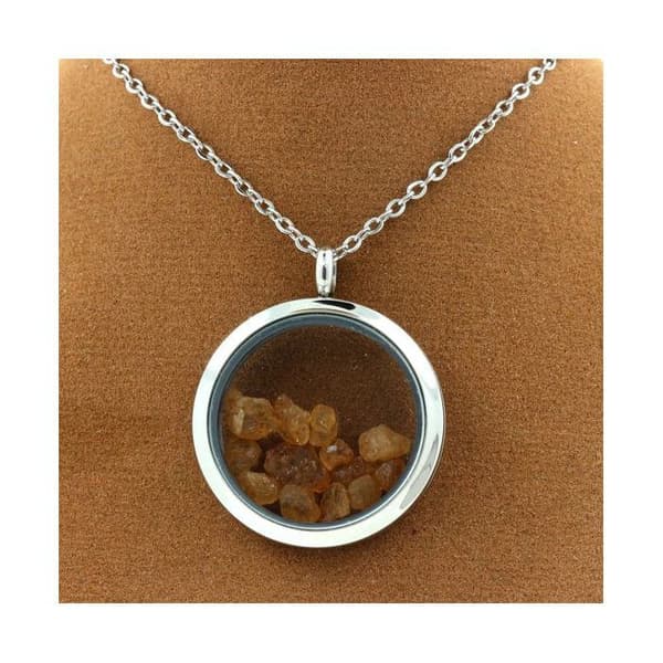 Stenar och mineraler. Rå Spessartite Granat Halsband. Medaljong modell 25 mm. Silverfärg.