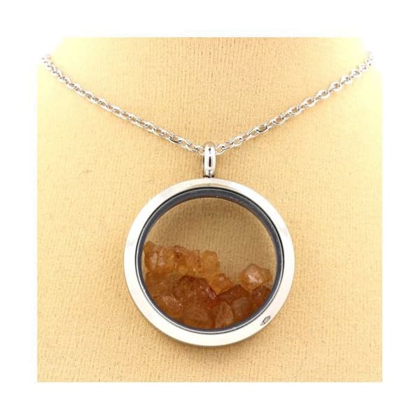 Stenar och mineraler. Rå Spessartite Granat Halsband. Medaljong modell 25 mm. Silverfärg.