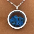 Miniatyrbild 3 av 3: Halsband - ABIJOUX - Rå neonblå apatite - Medaillon 25 mm - Rostfritt stål - Anpassningsbar längd