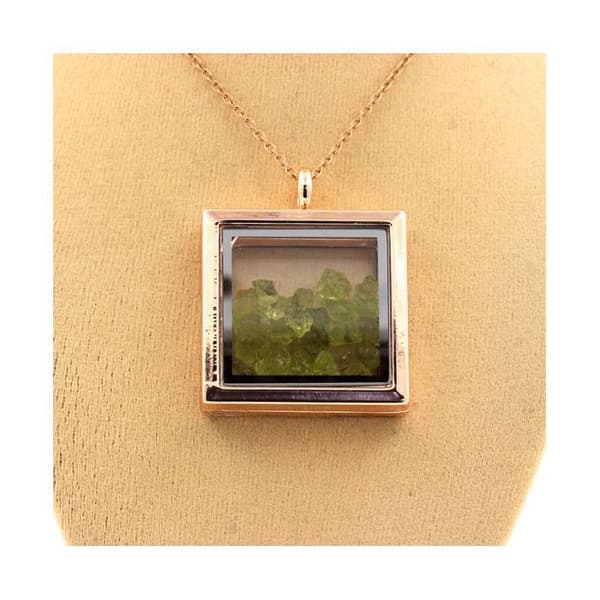 Stenar och mineraler. Rå Peridot halsband. Fyrkantig modell. Färg roséguld.