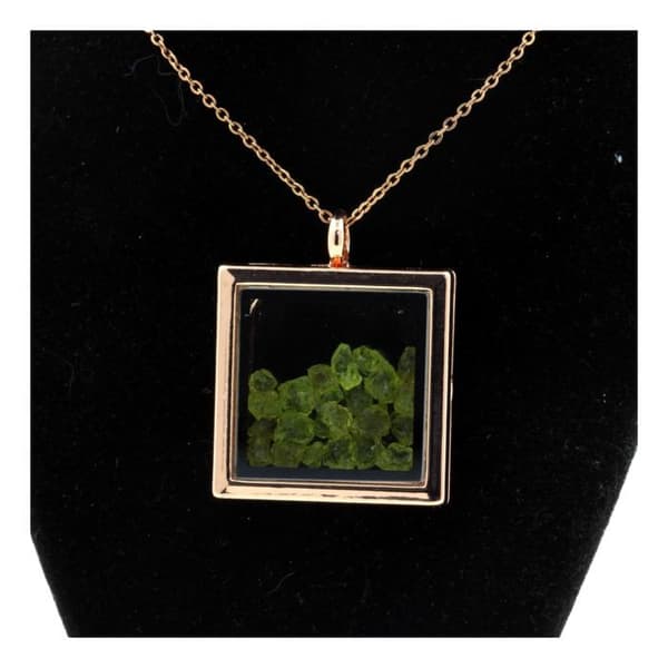 Stenar och mineraler. Rå Peridot halsband. Fyrkantig modell. Färg roséguld.