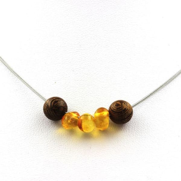 Stenar och mineraler. 8 mm träpärlhalsband + äkta Östersjöbärnsten Kedja i rostfritt stål.