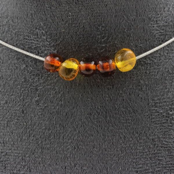 Stenar och mineraler. Halsband med 5 äkta bärnstenspärlor från Östersjön. Stålkedja Halsband för kvinnor, män. Anpassad storlek