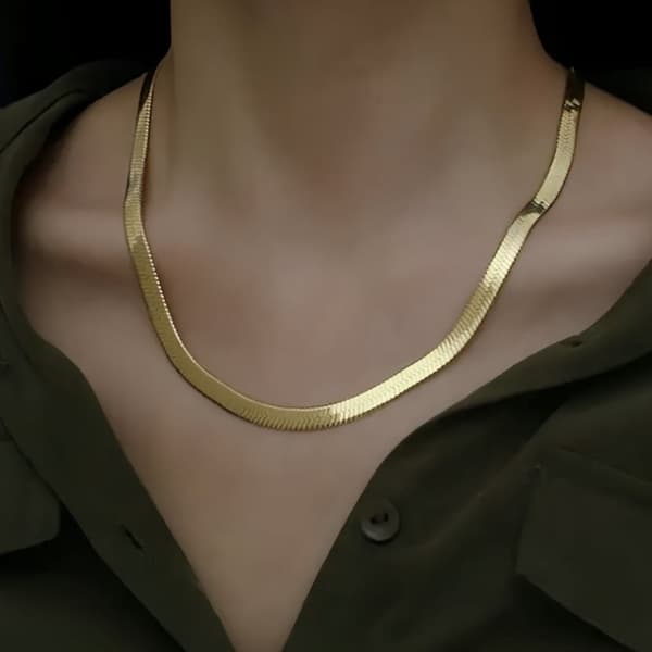 Guld Fiskbensmönstrad kedja i stål med 18k guldplätering 5mm tjock,40cm+5cm