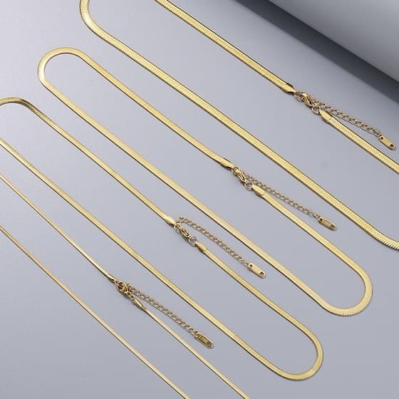 Guld Fiskbensmönstrad kedja i stål med 18k guldplätering