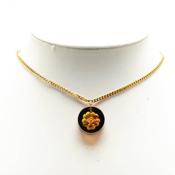 Pre-owned Chanel Gold Plated And Resin Camellia Pendant Necklace Gold