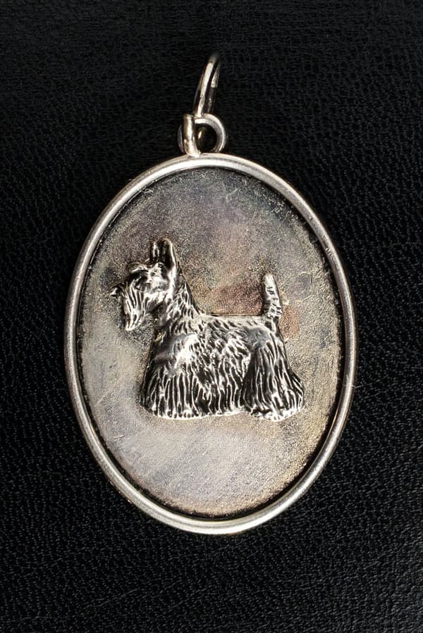 Skotlanninterrieri, aberdeenterrieri - kaulakoru koiran kanssa, riipus koiran emolle, ainutlaatuiset Art-Dog-korut
