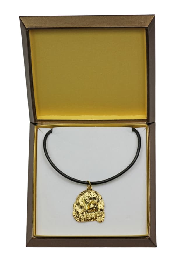 Cavalier King Charles Spaniel - halsband med en hund i presentförpackning, guldpläterat hänge för en hundfantast, iögonfallande Art-Dog-smycken