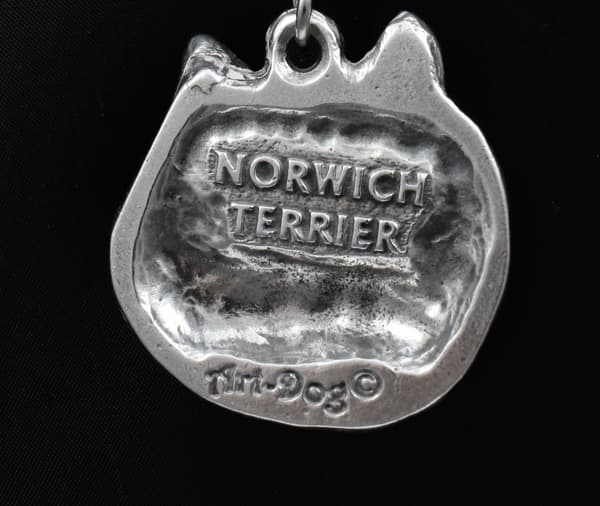 Norwich Terrier - ett halsband med en hund i en presentask, en silverpläterad medaljong för en hundfantast, ett iögonfallande hänge från Art-Dog