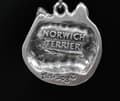 Miniatyrbild 4 av 8: Norwich Terrier - ett halsband med en hund i en presentask, en silverpläterad medaljong för en hundfantast, ett iögonfallande hänge från Art-Dog