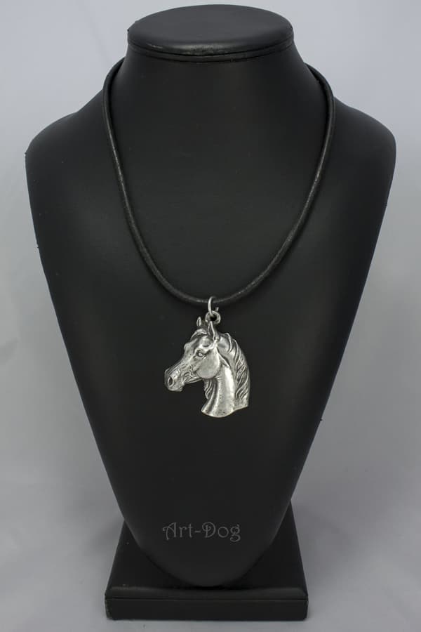 Arabisk häst - ett halsband med en häst i en presentask, en silverpläterad medaljong för en hästfantast, ett iögonfallande Art-Dog-hänge