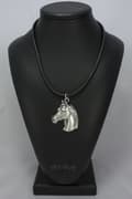 Miniatyrbild 5 av 8: Arabisk häst - ett halsband med en häst i en presentask, en silverpläterad medaljong för en hästfantast, ett iögonfallande Art-Dog-hänge