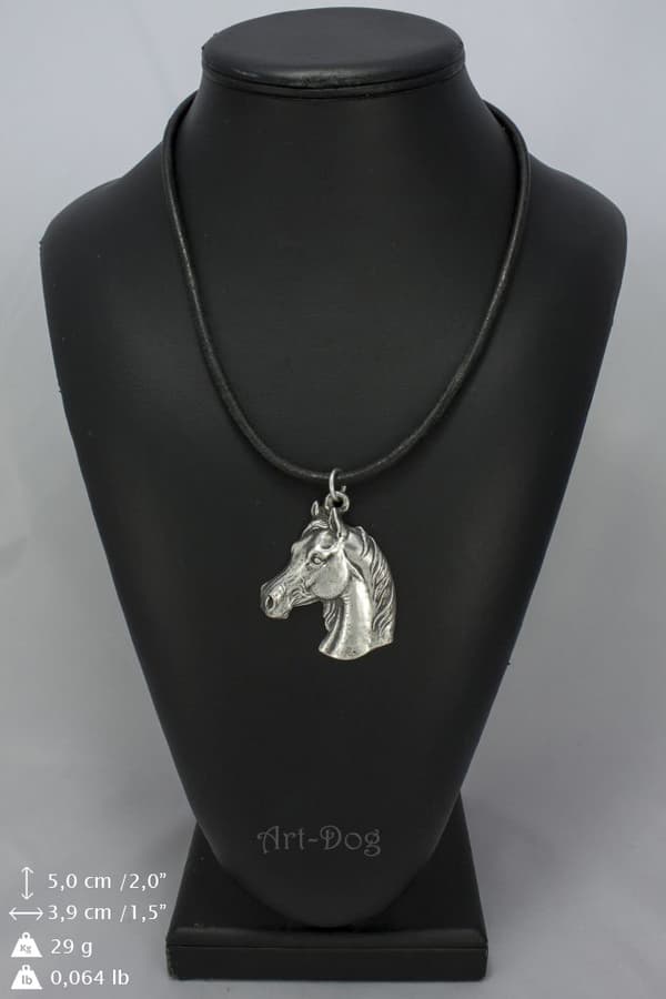 Arabisk häst - ett halsband med en häst i en presentask, en silverpläterad medaljong för en hästfantast, ett iögonfallande Art-Dog-hänge
