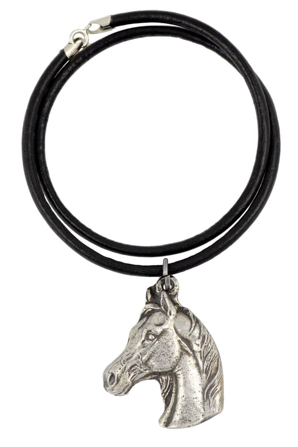 Arabisk häst - ett halsband med en häst i en presentask, en silverpläterad medaljong för en hästfantast, ett iögonfallande Art-Dog-hänge