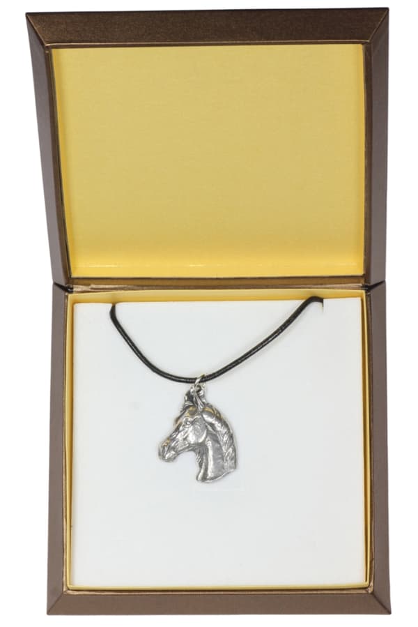 Arabisk häst - ett halsband med en häst i en presentask, en silverpläterad medaljong för en hästfantast, ett iögonfallande Art-Dog-hänge