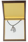 Miniatyrbild 1 av 8: Arabisk häst - ett halsband med en häst i en presentask, en silverpläterad medaljong för en hästfantast, ett iögonfallande Art-Dog-hänge