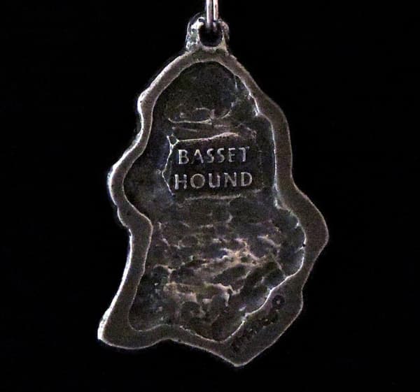 Basset Hound II - ett halsband med en hund i en presentask, en silverpläterad medaljong för en hundfantast, ett iögonfallande hänge från Art-Dog