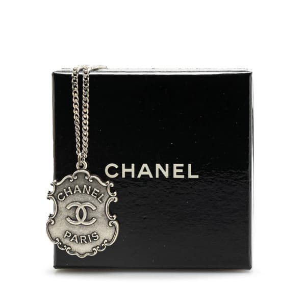 Pre-owned Chanel Paris-Dallas Silver CC Sheriff Badge Pendant Necklace Silver