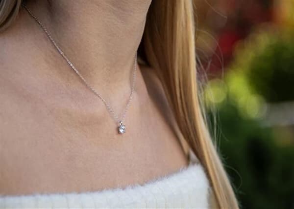 Silverhalsband med klart zirkon kubisk AGT-N023W (kedja, hänge)