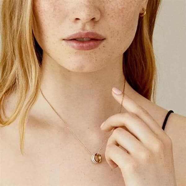 Elegant halsband i brons med rund emaljpendel DW00400305
