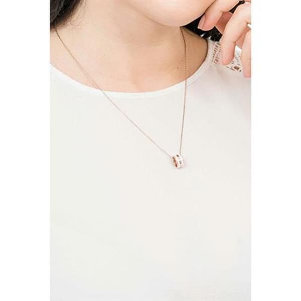 Elegant halsband i brons med rund emaljpendel DW00400305