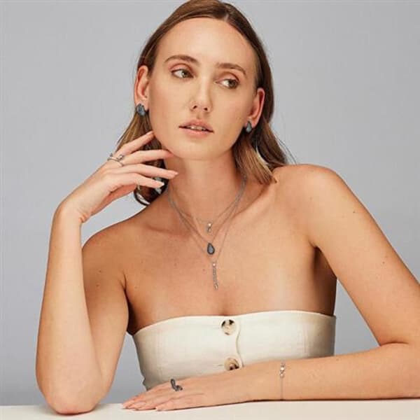Halsband i silver droppformad ljusblå moln Fancy FCL114