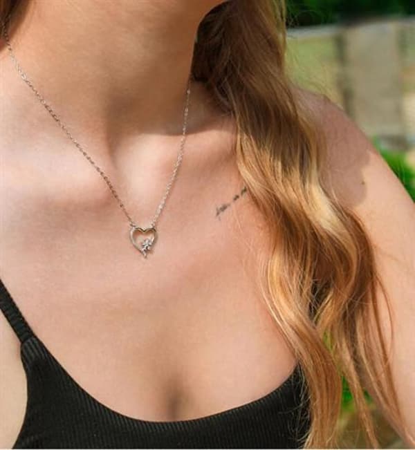 Snygg silverhalsband med ett hjärta AGS1567/47
