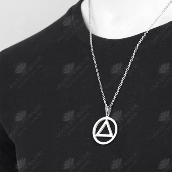 HTBE® titanstålhalsband för män och kvinnor Europeisk och amerikansk hiphoptröja kedja triangel ron hänge