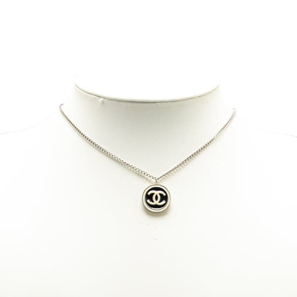 Pre-owned Chanel Silver Enamel CC Round Pendant Necklace Silver