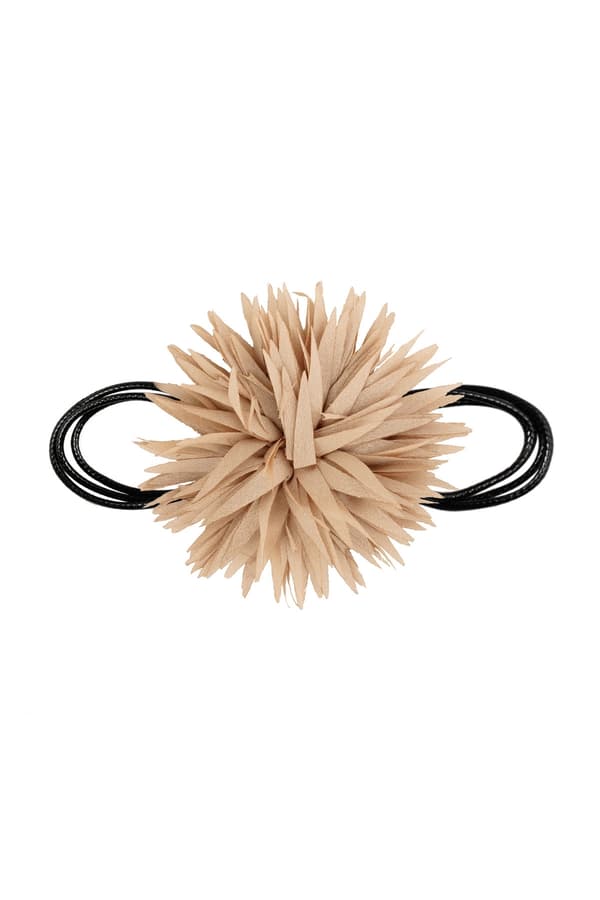 Trendigt Retro Statement Svart Choker / Halsband med en Stor Beige Blomma