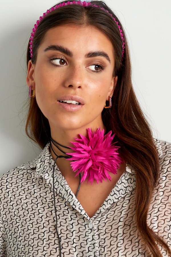 Trendigt Retro Statement Svart Choker / Halsband med en Stor Ljus Lila / Syrenlila Blomma