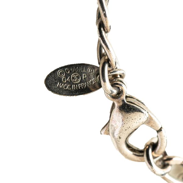 Pre-owned Chanel Silver Plated Resin CC Camellia Charm Necklace Silver