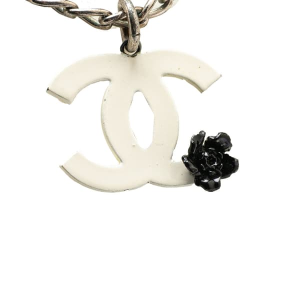Pre-owned Chanel Silver Plated Resin CC Camellia Charm Necklace Silver