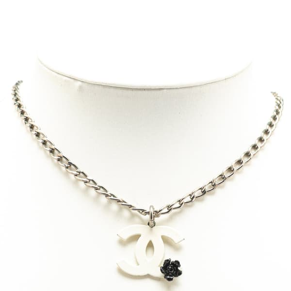 Pre-owned Chanel Silver Plated Resin CC Camellia Charm Necklace Silver