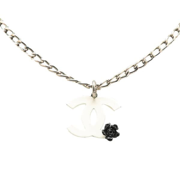 Pre-owned Chanel Silver Plated Resin CC Camellia Charm Necklace Silver