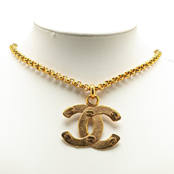 Pre-owned Chanel Gold Plated CC Embossed Pendant Necklace Gold