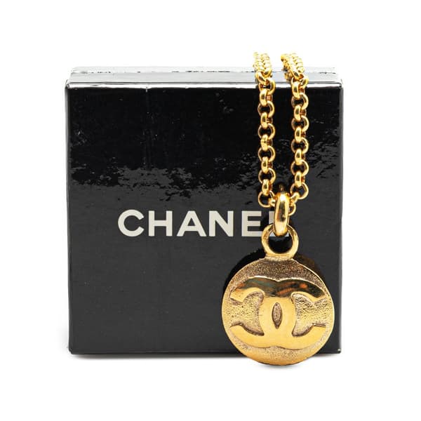 Pre-owned Chanel Gold Plated CC Round Pendant Necklace Gold