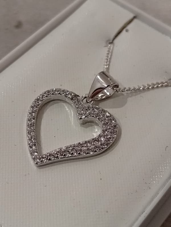 Äkta silver Hjärta Halsband prydd med Kubisk Zirkonia . Alla hjärtans Dag