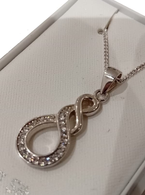 Halsband i äkta silver prydd med Kubisk Zirkonia