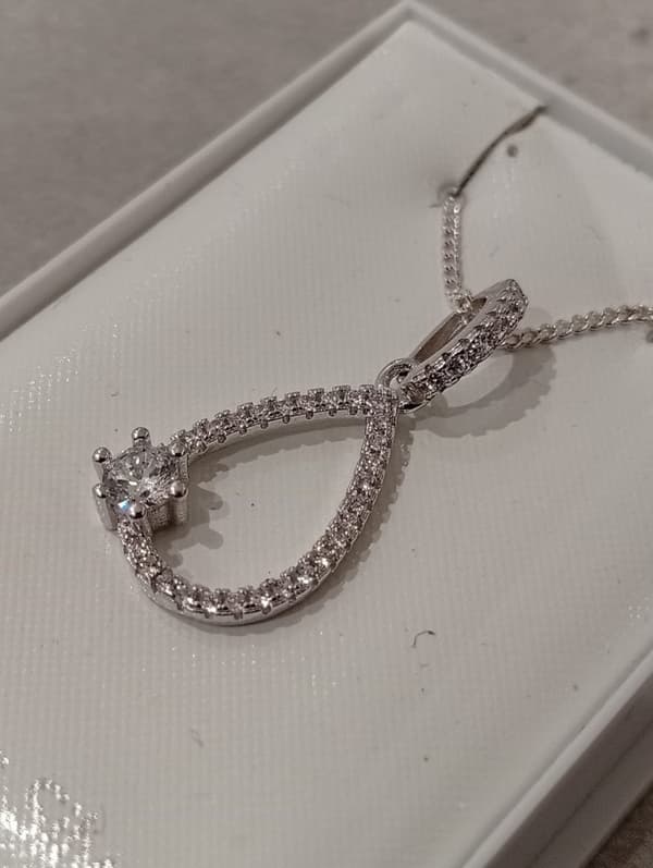 Halsband i äkta silver prydd med Kubisk Zirkonia