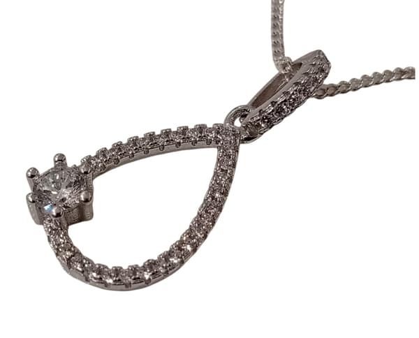 Halsband i äkta silver prydd med Kubisk Zirkonia