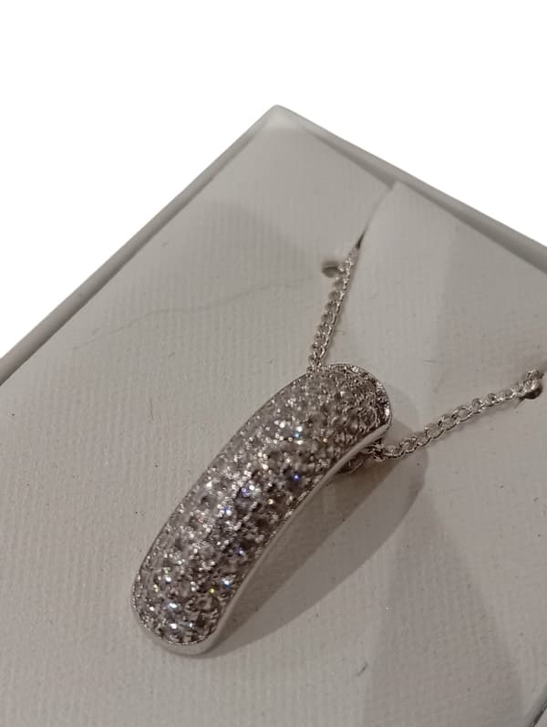 Halsband i äkta silver prydd m kurvig hänge o Kubisk Zirkonia