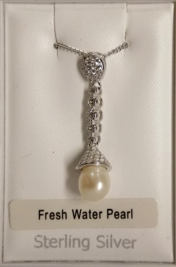 Halsband i äkta silver prydd m Zirkonia o Fresh Water Pearl